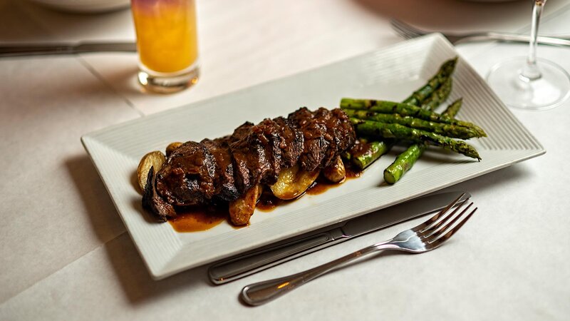 Hangar steak entree with side of asparagus